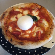 Pizza con cornicione Pizza con cornicione