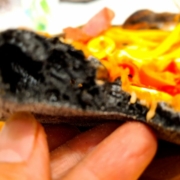 carbone vegetale Il carbone vegetale è un ingrediente che ha trovato spazio nell'arte della panificazione e della preparazione di impasti, incluso quello della pizza